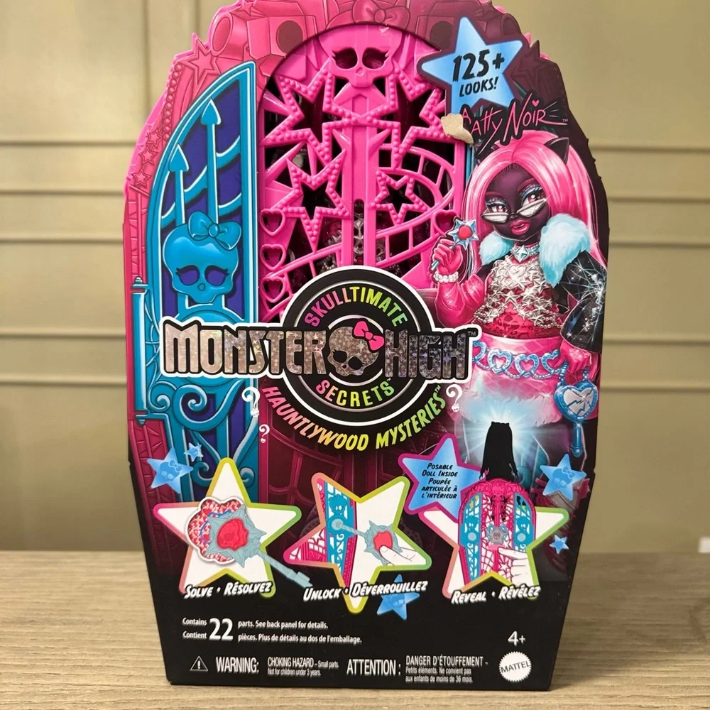MONSTER HIGH Skulltimate Secrets Hauntlywood Mistery Doll Catty Noir. NEW